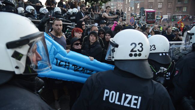 Во время акции протеста в преддверии саммита G20 в Гамбурге. 7 июля 2017 год. Архивное фото