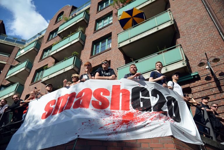 Участники акции протеста в преддверии саммита G20 в Гамбурге Участники акции протеста в преддверии саммита G20 в Гамбурге