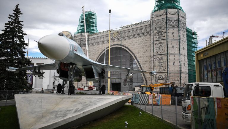 Истребитель Су-27 возле павильона № 32 Космос во время проведения работ по реконструкции ВДНХ Истребитель Су-27 возле павильона № 32 Космос во время проведения работ по реконструкции ВДНХ