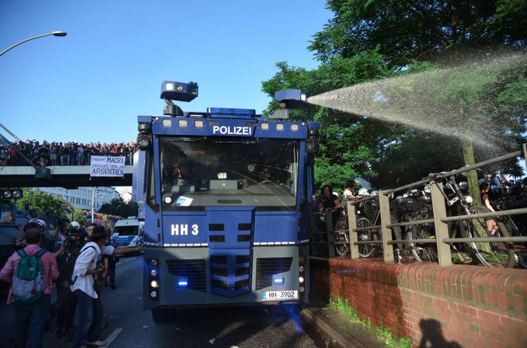 Во время акции протеста в преддверии саммита G20 в Гамбурге Во время акции протеста в преддверии саммита G20 в Гамбурге