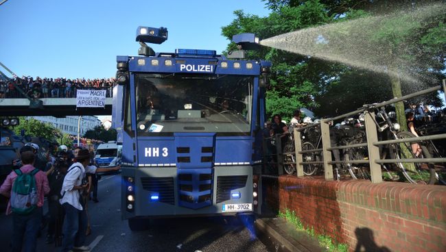 Во время акции протеста в преддверии саммита G20 в Гамбурге. Архивное фото