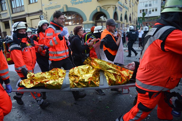 Спасатели помогают участнику акции протеста в преддверии саммита G20 в Гамбурге Спасатели помогают участнику акции протеста в преддверии саммита G20 в Гамбурге