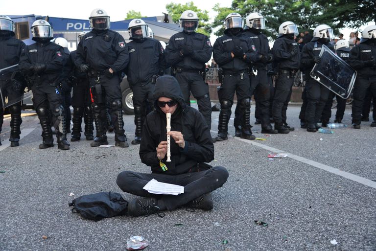 Участник акции протеста в преддверии саммита G20 в Гамбурге Участник акции протеста в преддверии саммита G20 в Гамбурге