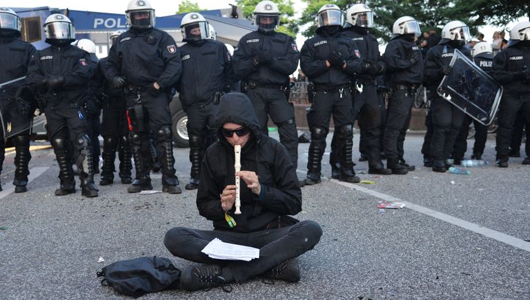 Участник акции протеста в преддверии саммита G20 в Гамбурге Участник акции протеста в преддверии саммита G20 в Гамбурге