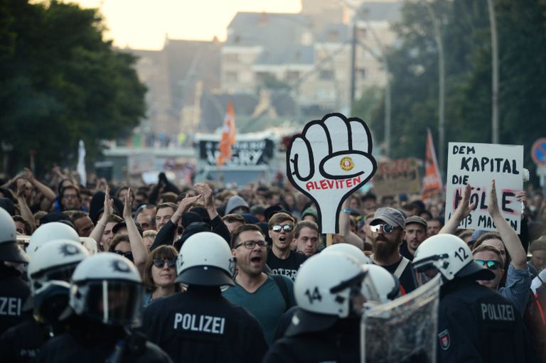 Участники акции протеста в преддверии саммита G20 в Гамбурге Участники акции протеста в преддверии саммита G20 в Гамбурге