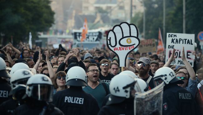 Участники акции протеста в преддверии саммита G20 в Гамбурге