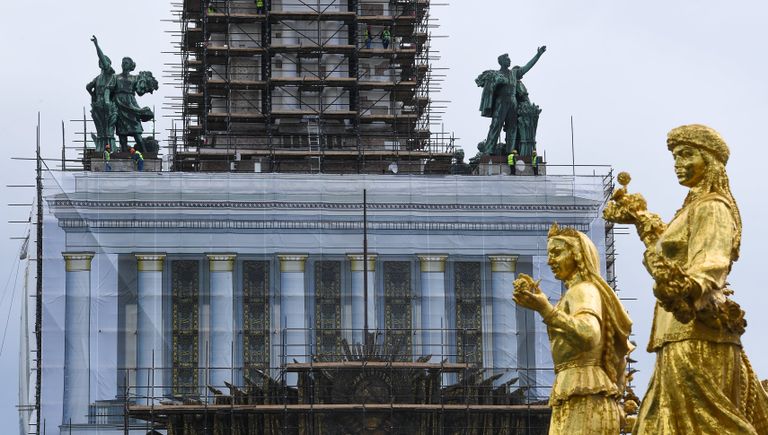 Фрагмент фонтана Дружба народов возле павильона №1 Центральный во время проведения работ по реконструкции ВДНХ Фрагмент фонтана Дружба народов возле павильона №1 Центральный во время проведения работ по реконструкции ВДНХ