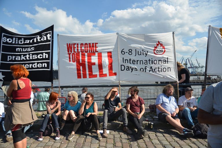 Участники акции протеста в преддверии саммита G20 в Гамбурге Участники акции протеста в преддверии саммита G20 в Гамбурге
