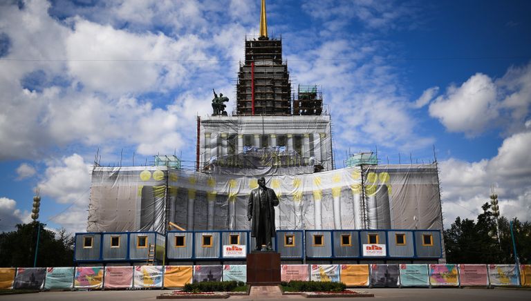 Памятник В. И. Ленину возле павильона №1 Центральный во время проведения работ по реконструкции ВДНХ Памятник В. И. Ленину возле павильона №1 Центральный во время проведения работ по реконструкции ВДНХ