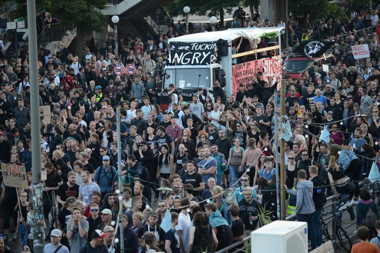Участники акции протеста в преддверии саммита G20 в Гамбурге Участники акции протеста в преддверии саммита G20 в Гамбурге