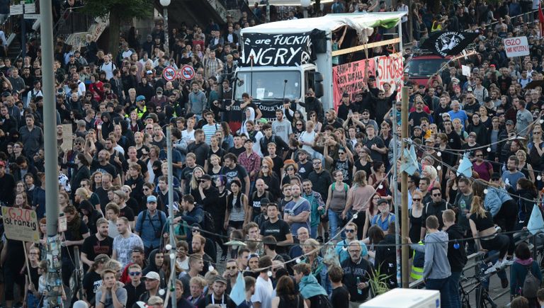 Участники акции протеста в преддверии саммита G20 в Гамбурге Участники акции протеста в преддверии саммита G20 в Гамбурге