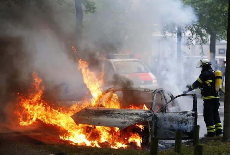 Тушение автомобиля после акций протестов против саммита G20 в Гамбурге Тушение автомобиля после акций протестов против саммита G20 в Гамбурге