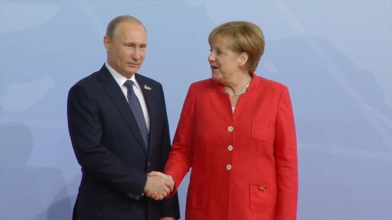 Путин и Меркель обменялись рукопожатием на встрече участников G20 Путин и Меркель обменялись рукопожатием на встрече участников G20
