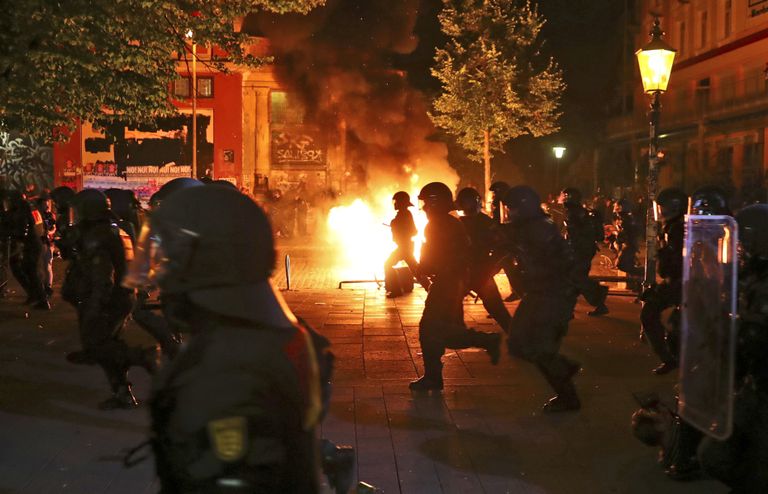Полиция на акции протеста против предстоящего саммита G20 в Гамбурге Полиция на акции протеста против предстоящего саммита G20 в Гамбурге