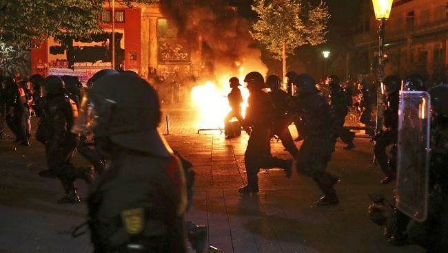 Полиция на акции протеста против предстоящего саммита G20 в Гамбурге. Архивное фото Полиция на акции протеста против предстоящего саммита G20 в Гамбурге. Архивное фото