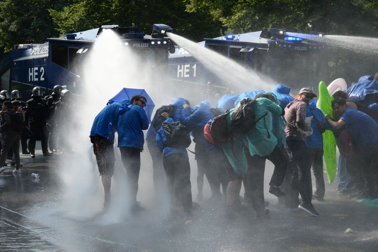 Полиция водометом разгоняет участников акции протеста против саммита G20 в Гамбурге Полиция водометом разгоняет участников акции протеста против саммита G20 в Гамбурге