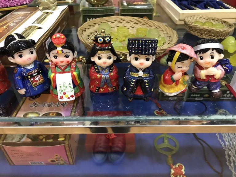 Фигурки королей и королев в нарядах разных времен в магазине Северной Кореи Фигурки королей и королев в нарядах разных времен в магазине Северной Кореи