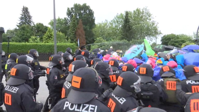 Полиция газом разгоняла протестующих против саммита G20 в Гамбурге Полиция газом разгоняла протестующих против саммита G20 в Гамбурге