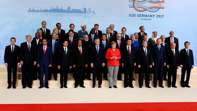 Лидеры саммита G20 позируют для совместной фотографии с главами делегаций приглашенных государств и международных организаций в Гамбурге. 7 июля 2017 Лидеры саммита G20 позируют для совместной фотографии с главами делегаций приглашенных государств и международных организаций в Гамбурге. 7 июля 2017