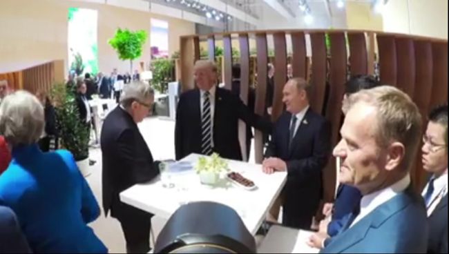 Президент России Владимир Путин и президент США Дональд Трамп на саммите G20 в Гамбурге. 7 июля 2017. Архивное фото Президент России Владимир Путин и президент США Дональд Трамп на саммите G20 в Гамбурге. 7 июля 2017. Архивное фото