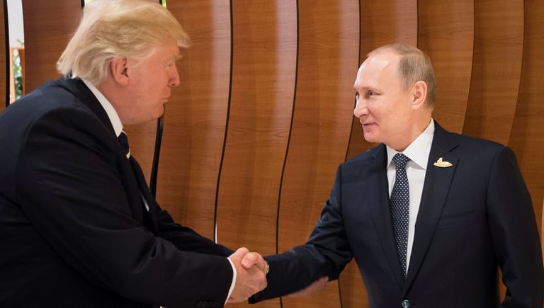 Президент России Владимир Путин и президент США Дональд Трамп на саммите G20 в Гамбурге. 7 июля 2017 Президент России Владимир Путин и президент США Дональд Трамп на саммите G20 в Гамбурге. 7 июля 2017