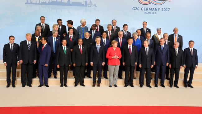 Лидеры саммита G20 позируют для совместной фотографии с главами делегаций приглашенных государств и международных организаций в Гамбурге. 7 июля 2017 Лидеры саммита G20 позируют для совместной фотографии с главами делегаций приглашенных государств и международных организаций в Гамбурге. 7 июля 2017