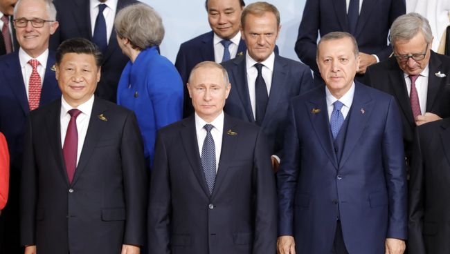 Президент РФ Владимир Путин на церемонии совместного фотографирования глав делегаций государств-участников Группы двадцати G20. 7 июля 2017 Президент РФ Владимир Путин на церемонии совместного фотографирования глав делегаций государств-участников Группы двадцати G20. 7 июля 2017