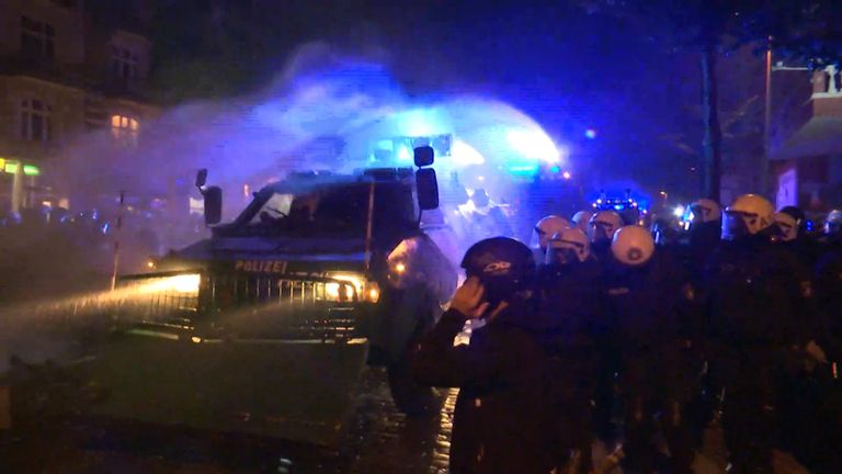 Ночные столкновения полицейских с протестующими в Гамбурге Ночные столкновения полицейских с протестующими в Гамбурге