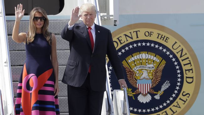 Дональд Трамп и его жена Мелания после прибытия на саммит G-20 в Гамбурге. 6 июля 2017 Дональд Трамп и его жена Мелания после прибытия на саммит G-20 в Гамбурге. 6 июля 2017