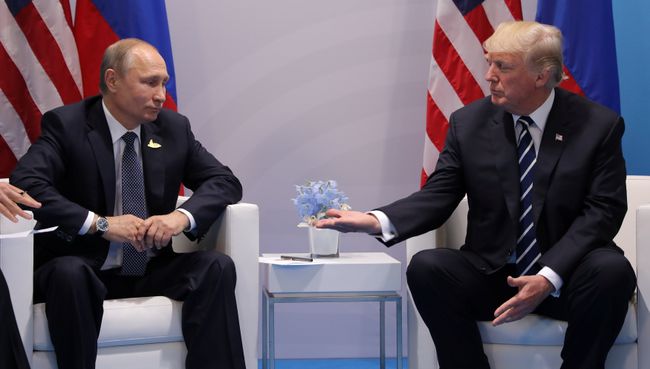 Президент России Владимир Путин и президент США Дональд Трамп во время встречи на саммите G20 в Гамбурге. 7 июля 2017 Президент России Владимир Путин и президент США Дональд Трамп во время встречи на саммите G20 в Гамбурге. 7 июля 2017