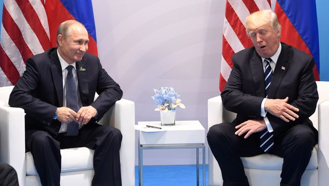 Президент России Владимир Путин и президент США Дональд Трамп во время встречи на саммите G20 в Гамбурге. 7 июля 2017 Президент России Владимир Путин и президент США Дональд Трамп во время встречи на саммите G20 в Гамбурге. 7 июля 2017