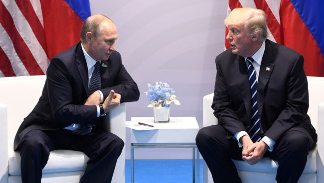 Президент России Владимир Путин и президент США Дональд Трамп во время встречи на саммите G20 в Гамбурге. 7 июля 2017 Президент России Владимир Путин и президент США Дональд Трамп во время встречи на саммите G20 в Гамбурге. 7 июля 2017