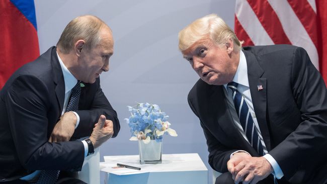 Президент РФ Владимир Путин и президент США Дональд Трамп (справа) во время беседы на полях саммита лидеров Группы двадцати G20 в Гамбурге. Архивное фото Президент РФ Владимир Путин и президент США Дональд Трамп (справа) во время беседы на полях саммита лидеров Группы двадцати G20 в Гамбурге. Архивное фото