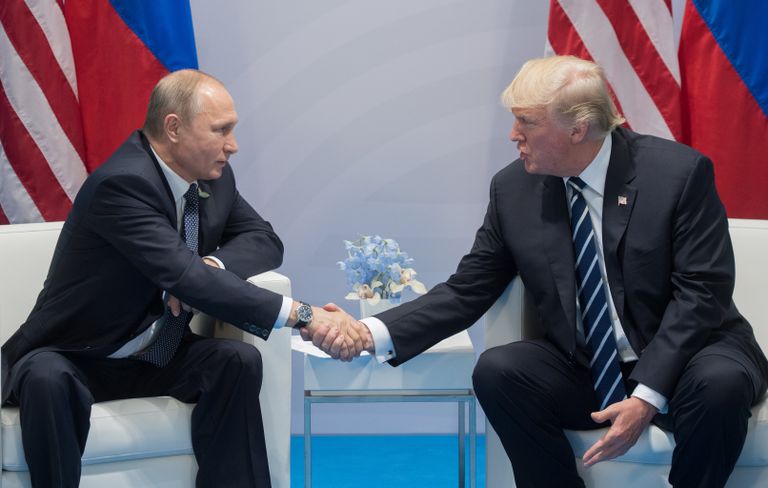 Президент России Владимир Путин и президент США Дональд Трамп во время встречи на саммите G20 в Гамбурге. 7 июля 2017 Президент России Владимир Путин и президент США Дональд Трамп во время встречи на саммите G20 в Гамбурге. 7 июля 2017