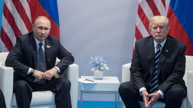 Президент России Владимир Путин и президент США Дональд Трамп во время беседы на полях саммита лидеров Группы двадцати G20 в Гамбурге. Архивное фото Президент России Владимир Путин и президент США Дональд Трамп во время беседы на полях саммита лидеров Группы двадцати G20 в Гамбурге. Архивное фото
