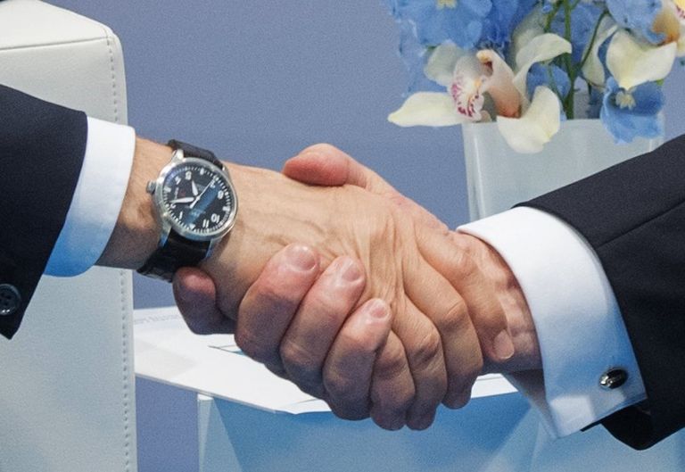 Рукопожатие президента РФ Владимира Путина и президента США Дональда Трампа во время беседы на полях саммита лидеров Группы двадцати G20 в Гамбурге. 7 июля 2017 Рукопожатие президента РФ Владимира Путина и президента США Дональда Трампа во время беседы на полях саммита лидеров Группы двадцати G20 в Гамбурге. 7 июля 2017