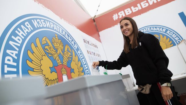 Девушка голосует на выборах президента НАШЕСТВИЯ на музыкальном фестивале Нашествие 2017