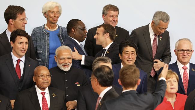 Лидеры саммита G20 позируют для совместной фотографии с главами делегаций приглашенных государств и международных организаций в Гамбурге. 7 июля 2017 Лидеры саммита G20 позируют для совместной фотографии с главами делегаций приглашенных государств и международных организаций в Гамбурге. 7 июля 2017