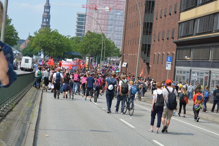 Участники протестов в Гамбурге Участники протестов в Гамбурге