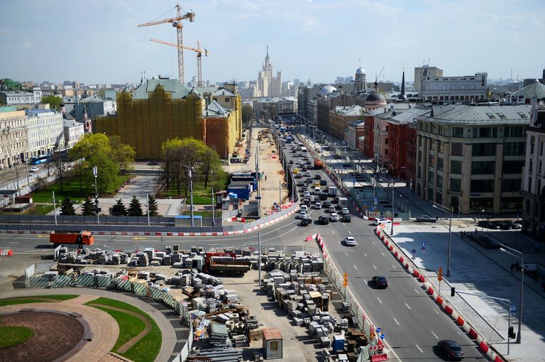 Вид со смотровой площадки Центрального детского мира на Лубянскую площадь и Политехнический проезд в Москве. В Москве проходит реконструкция Лубянской площади и прилегающих улиц в рамках программы Моя улица. Архивное фото Вид со смотровой площадки Центрального детского мира на Лубянскую площадь и Политехнический проезд в Москве. В Москве проходит реконструкция Лубянской площади и прилегающих улиц в рамках программы Моя улица. Архивное фото