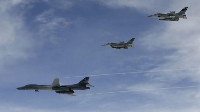 Cтратегический бомбардировщик B-1B Lancer ВВС США и пара истребителей Южной Кореи F-15 над Корейским полуостровом. Архивное фото Cтратегический бомбардировщик B-1B Lancer ВВС США и пара истребителей Южной Кореи F-15 над Корейским полуостровом. Архивное фото
