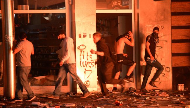 Во время акции протеста в дни проведения саммита G20 в Гамбурге. 7 июля 2017 Во время акции протеста в дни проведения саммита G20 в Гамбурге. 7 июля 2017