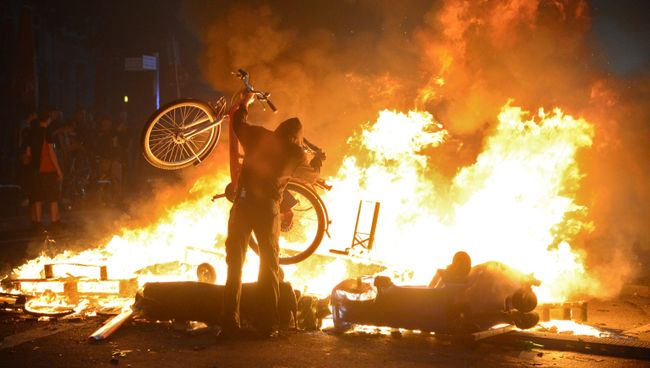 Во время акции протеста в дни проведения саммита G20 в Гамбурге. 7 июля 2017 Во время акции протеста в дни проведения саммита G20 в Гамбурге. 7 июля 2017
