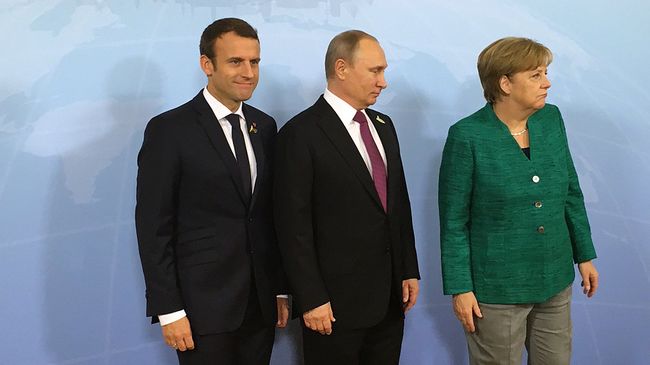 Президент России Владимир Путин, канцлер ФРГ Ангела Меркель и президент Франции Эммануэль Макрона во время встречи на саммите G20 в Гамбурге. 8 июля 2017 Президент России Владимир Путин, канцлер ФРГ Ангела Меркель и президент Франции Эммануэль Макрона во время встречи на саммите G20 в Гамбурге. 8 июля 2017