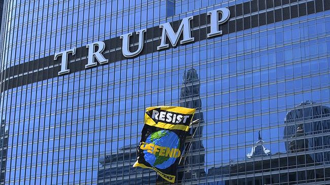 Плакат Greenpeace на небоскребе Дональда Трампа в Чикаго, США Плакат Greenpeace на небоскребе Дональда Трампа в Чикаго, США