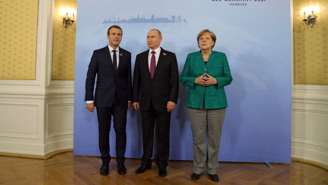 Владимир Путин, канцлер Германии Ангела Меркель и президент Франции Эммануэль Макрон перед началом совместного завтрака на полях саммита лидеров Группы двадцати G20 в Гамбурге. 8 июля 2017 Владимир Путин, канцлер Германии Ангела Меркель и президент Франции Эммануэль Макрон перед началом совместного завтрака на полях саммита лидеров Группы двадцати G20 в Гамбурге. 8 июля 2017