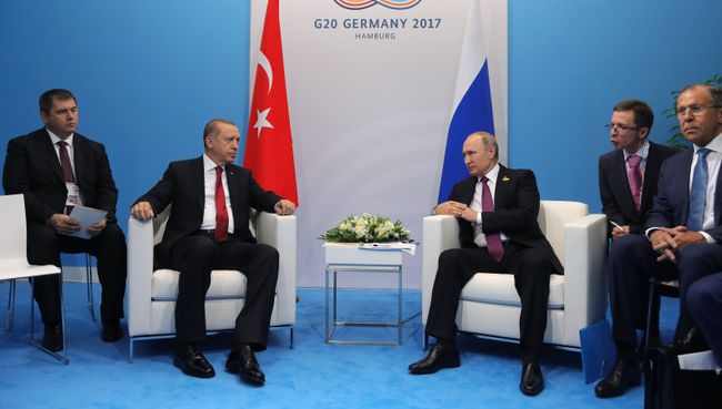 Президент РФ Владимир Путин и президент Турции Реджеп Тайип Эрдоган во время беседы на полях саммита лидеров Группы двадцати G20 в Гамбурге. 8 июля 2017 Президент РФ Владимир Путин и президент Турции Реджеп Тайип Эрдоган во время беседы на полях саммита лидеров Группы двадцати G20 в Гамбурге. 8 июля 2017