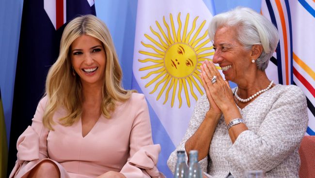 Дочь президента США Иванка Трамп и глава МВФ Кристин Лагард на саммите G20 в Гамбурге, Германия. 8 июля 2017 Дочь президента США Иванка Трамп и глава МВФ Кристин Лагард на саммите G20 в Гамбурге, Германия. 8 июля 2017