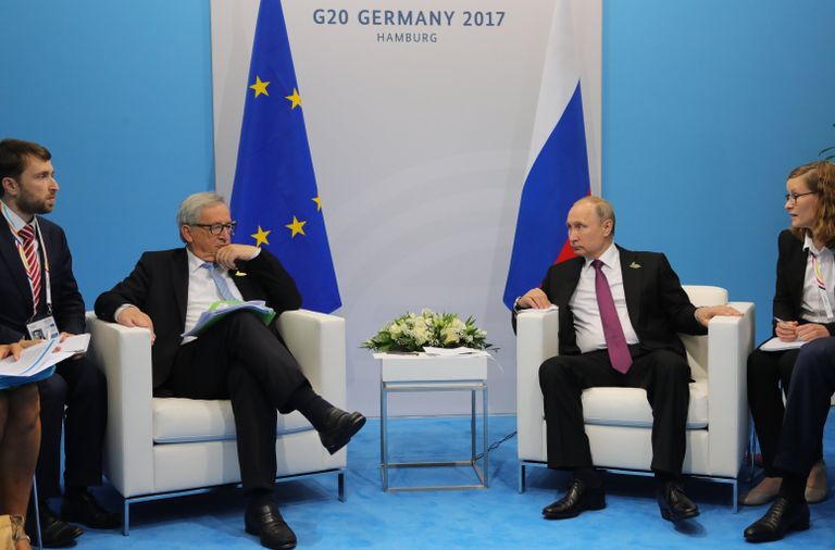 Президент РФ Владимир Путин и председатель Европейской комиссии Жан-Клод Юнкер во время беседы на полях саммита лидеров Группы двадцати G20 в Гамбурге. 8 июля 2017 Президент РФ Владимир Путин и председатель Европейской комиссии Жан-Клод Юнкер во время беседы на полях саммита лидеров Группы двадцати G20 в Гамбурге. 8 июля 2017