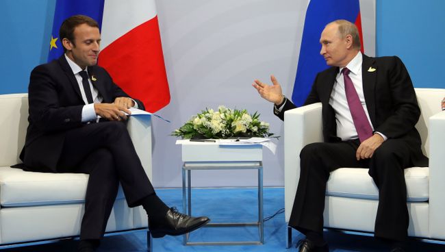Владимир Путин и президент Франции Эммануэль Макрон (слева) во время беседы на полях саммита лидеров Группы двадцати G20 в Гамбурге. 8 июля 2017